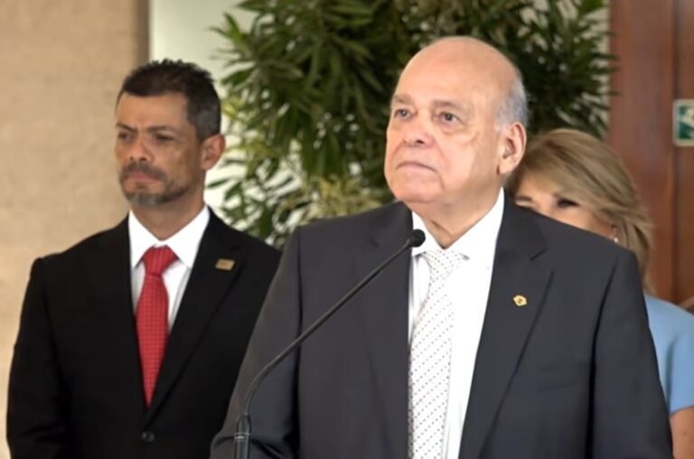Una persona con traje y corbata posando para una foto
El contenido generado por IA puede ser incorrecto.